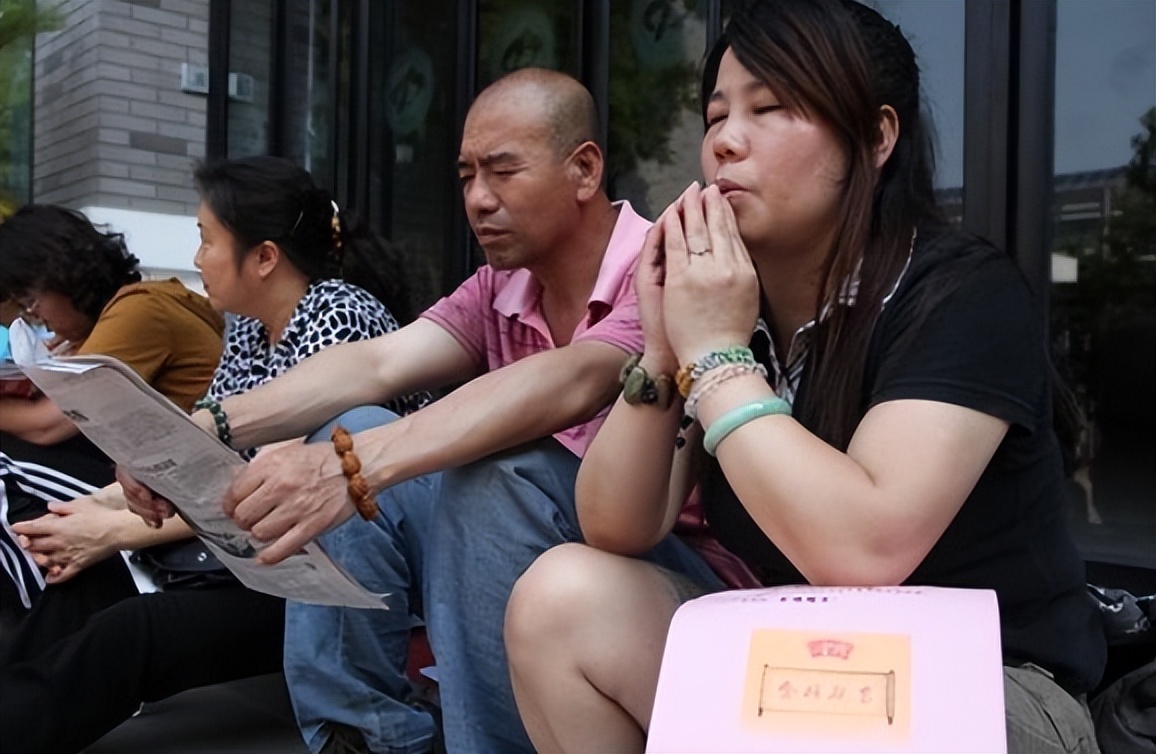 高考当天，家长是否需要在考场外全程陪考？过来人表示送考更稳妥