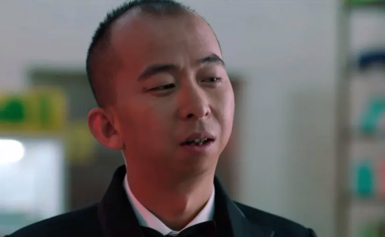 巨兴茂：长相太丑只能演配角，当导演后走向人生巅峰，老婆很漂亮