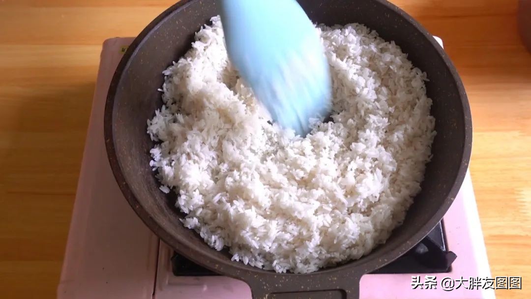 1斤大米加1把花生米，教你做又酥又香的炒米饼，比买的好吃