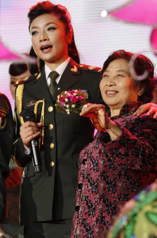 李丹阳：25岁成名，参加14次春晚，有孝心爱唱歌热衷公益的歌唱家