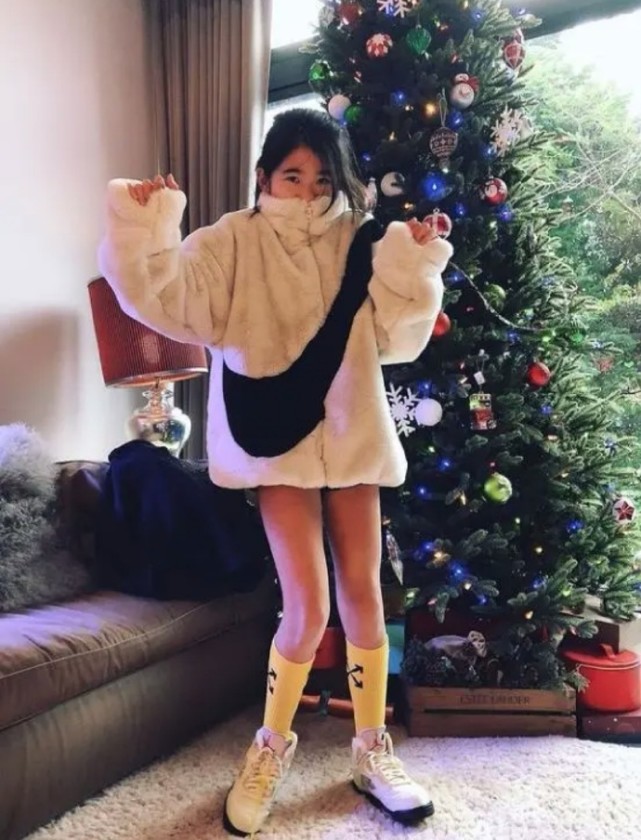 曹格11岁女儿近照曝光，染发戴戒指还化妆颜值加分，气质却遭吐槽