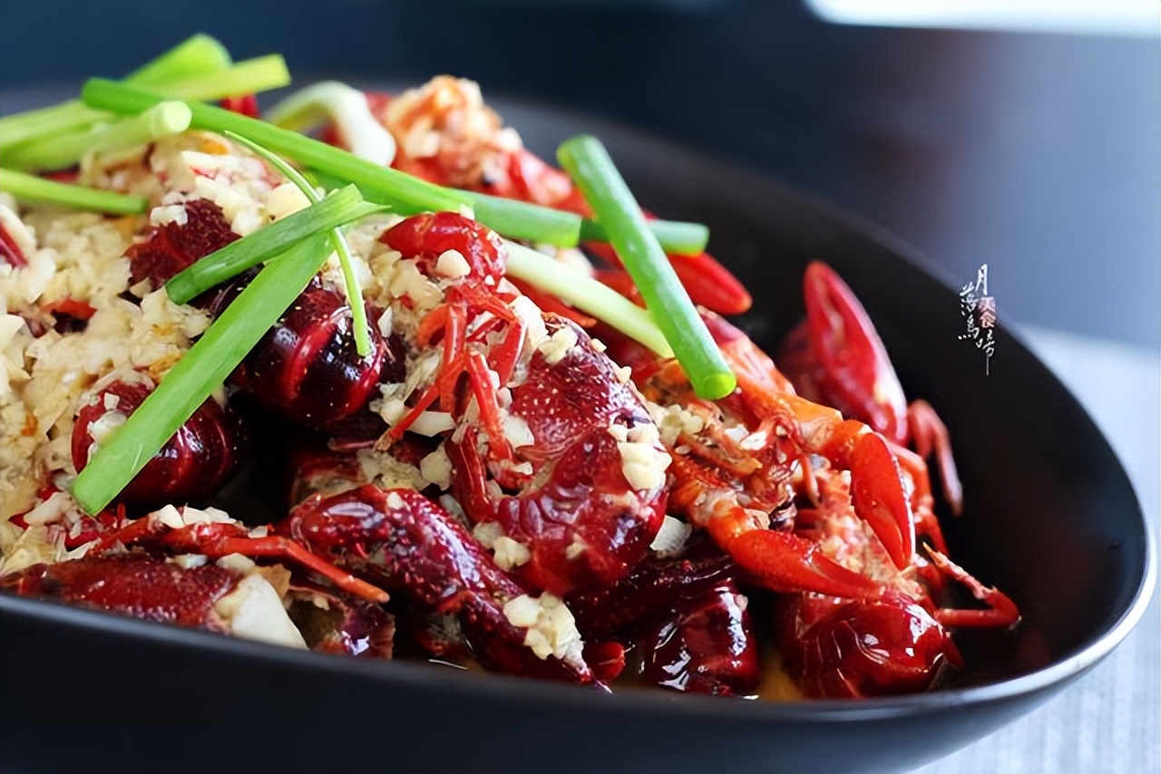 蒜蓉小龙虾怎么做（太香了！蒜泥小龙虾这么做，连虾壳都特别鲜，1顿3斤不够吃）