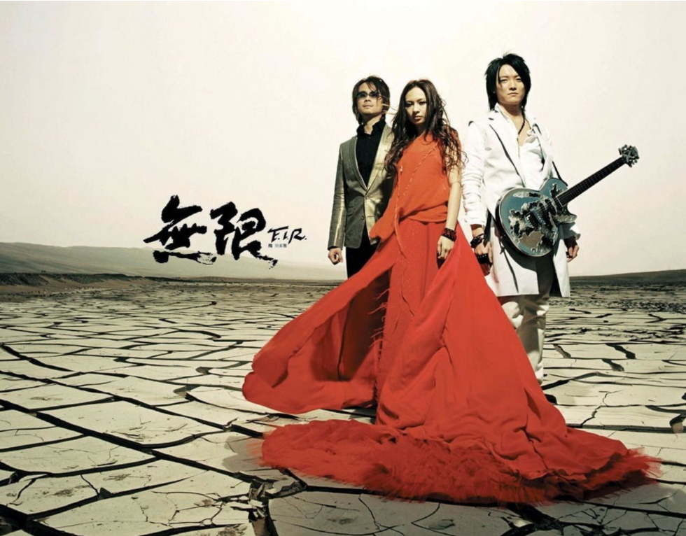 挤走主唱，替身被吐槽后又后悔，糊掉的飞儿乐队真该学学凤凰传奇