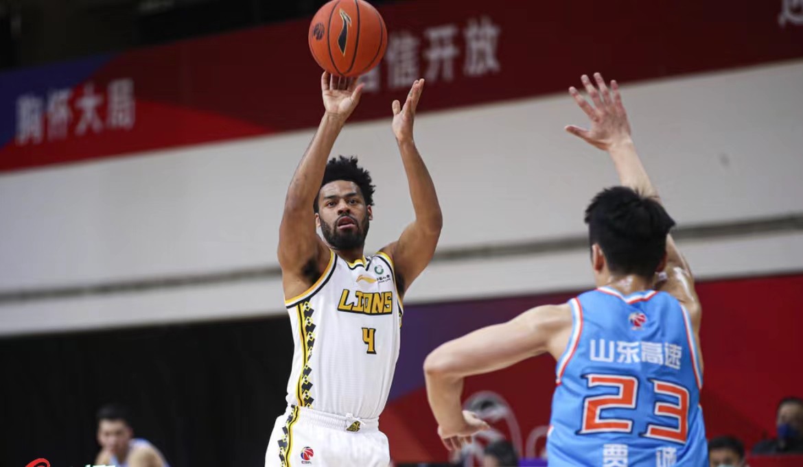 有哪些nba球星打过cba（降维打击！NBA双冠王打CBA单场54分，轰12记三分，库里附体）