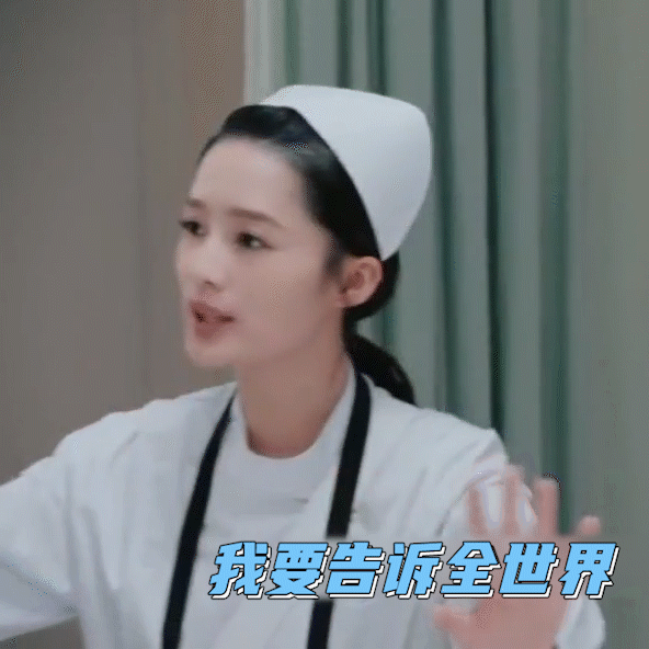 李沁宣传新剧玩出了新花样儿，海风海浪齐上阵，还光着脚丫子踩水