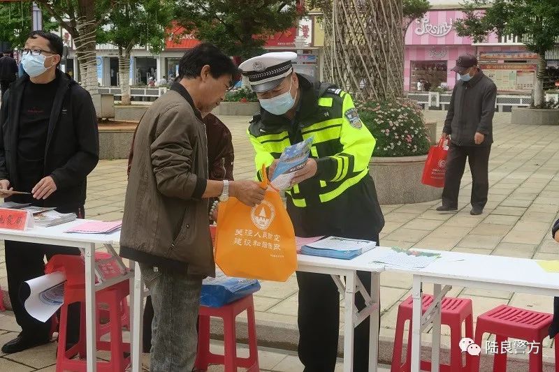 陆良公安积极参与“5.12”防灾减灾日宣传活动