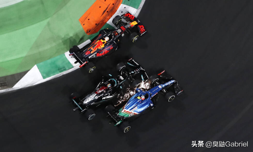 f1汉密尔顿最佳视频(F1沙特大奖赛老道的汉密尔顿逼疯维斯塔潘 这一场秀无人是赢家)