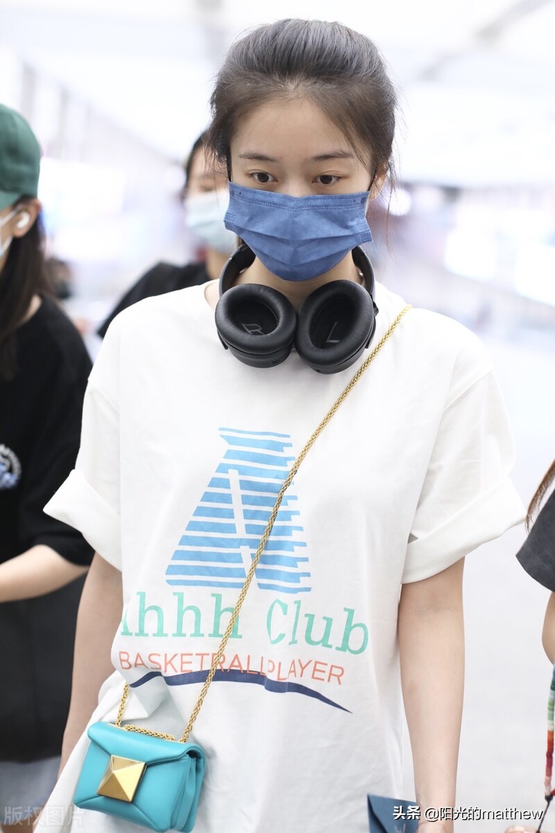 街拍：张雪迎白Tee+运动短裤+小白鞋清纯休闲