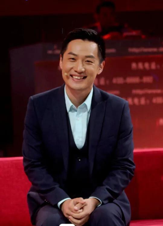 "央视暖男"舒冬:北大才子,每次节目流泪都真诚的,孩子已4岁