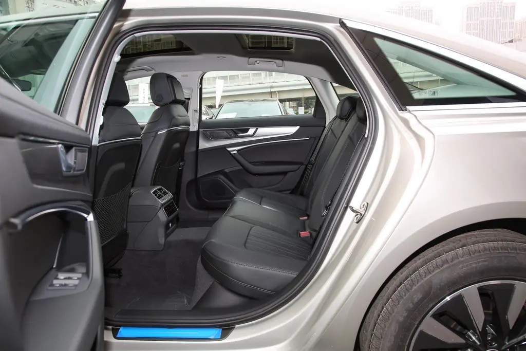 开完雷克萨斯ES300H，再换上朋友的奥迪A6L，车主说出真实感受