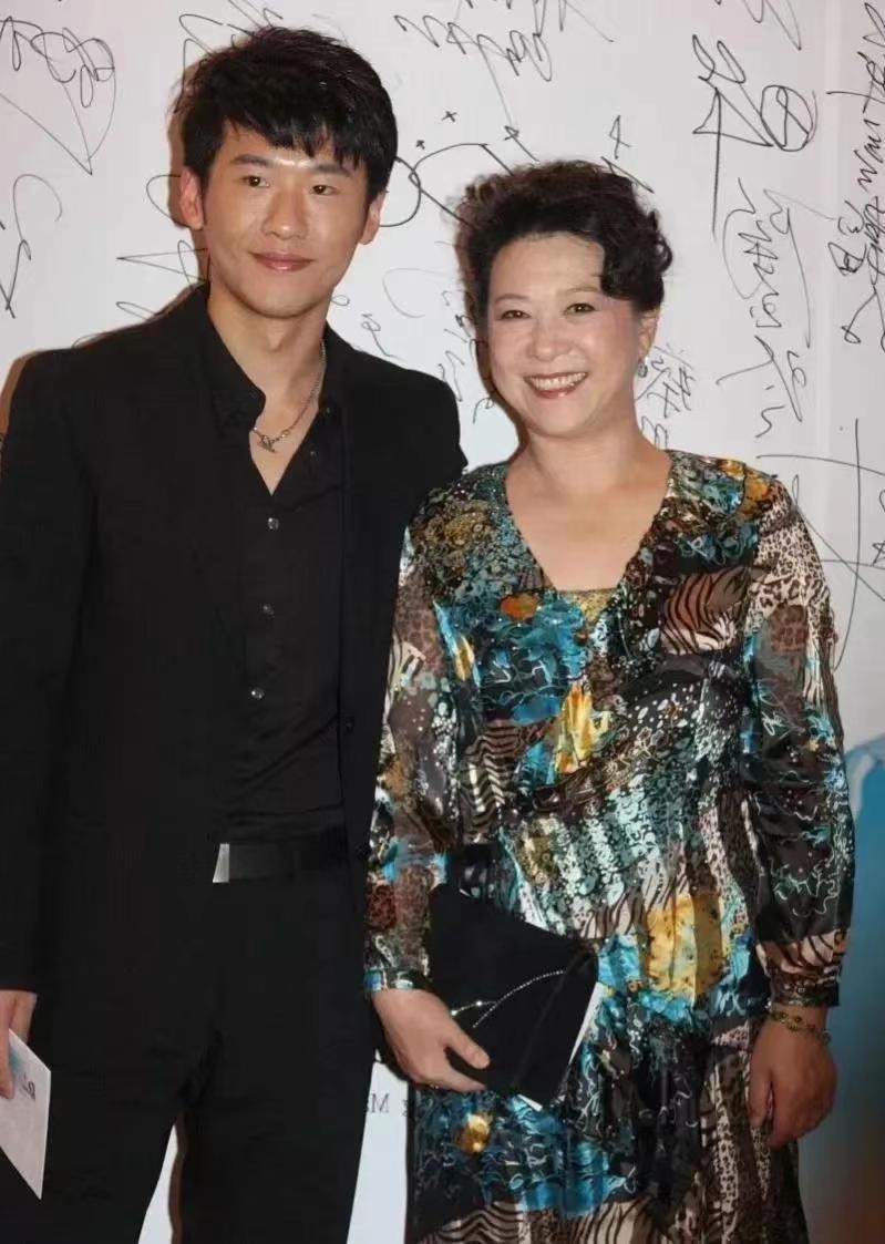 王馥荔儿子长相太路人，母子罕见同框，72岁的她穿雪纺裙也很阔气