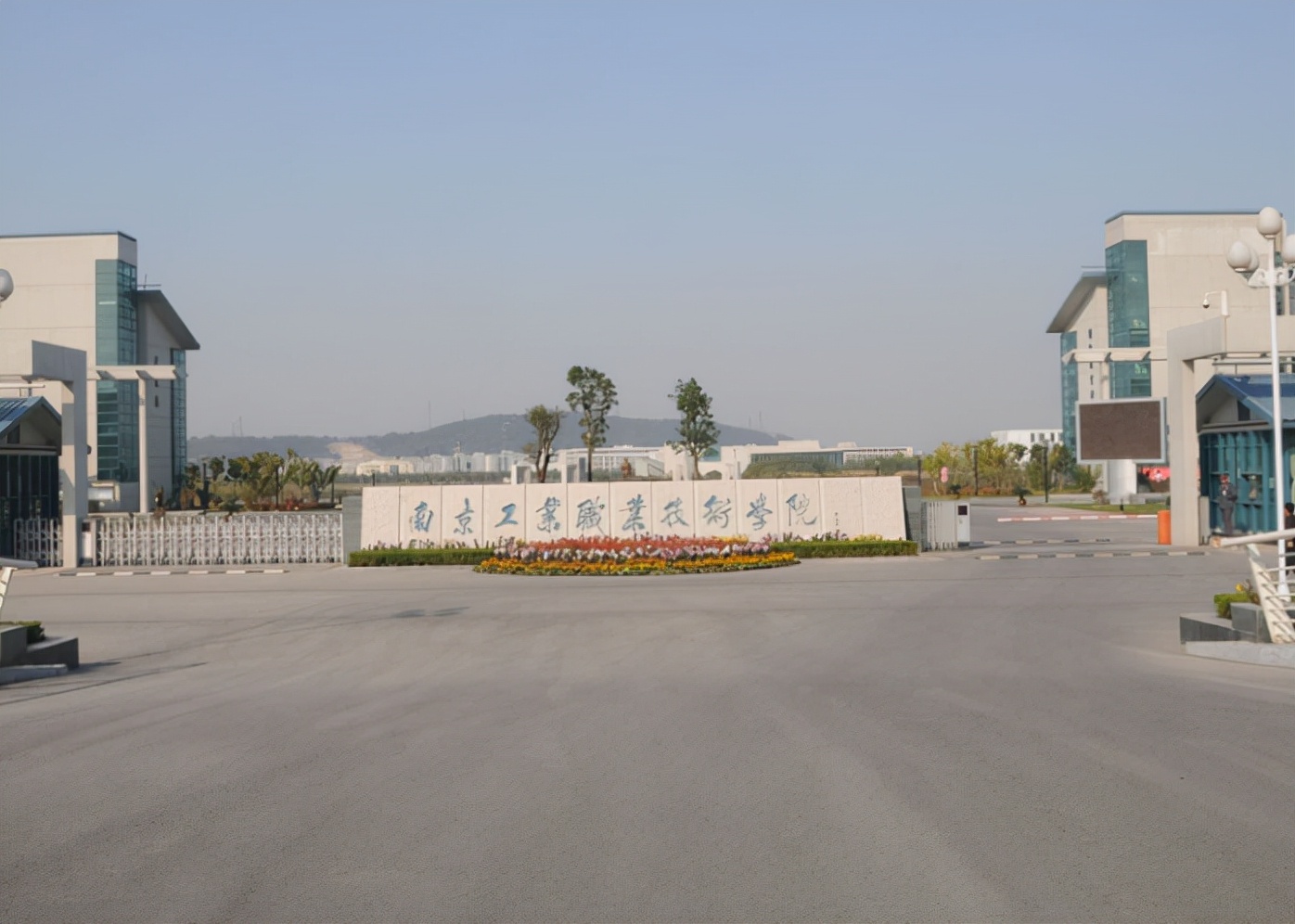 职业学院“招生海报”流出，学生一脸生无可恋，表情没看出开心