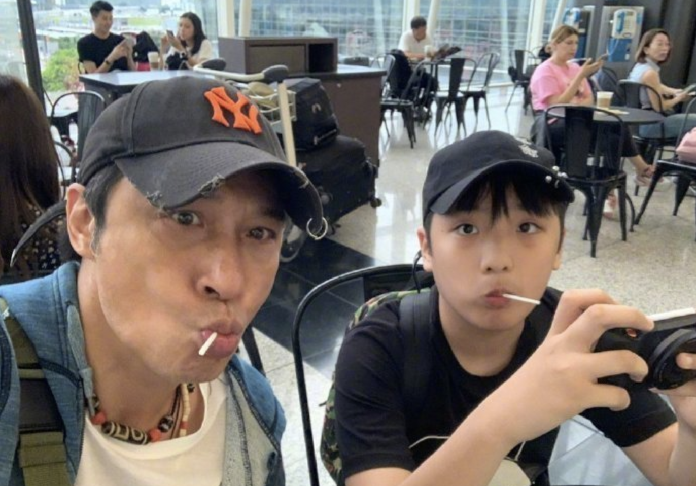 60岁吴镇宇庆祝21周年结婚纪念日，费曼晒全家福，妈妈罕见出镜