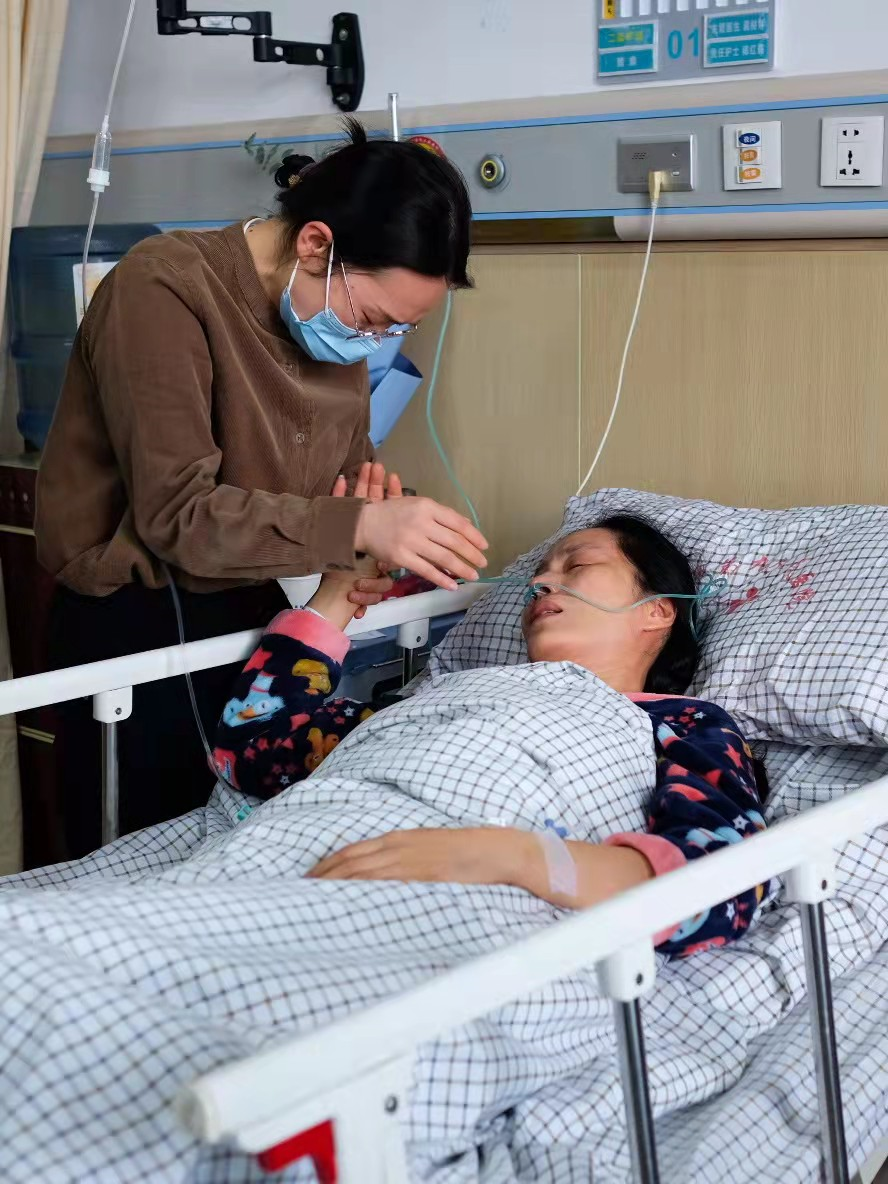 社区工作者电梯里连摔3次，手里攥着的笔记本里有什么？