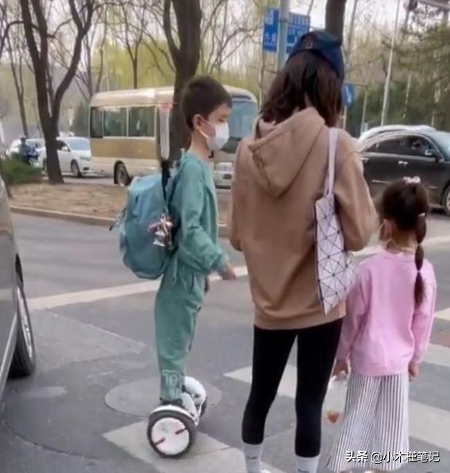 环球影城偶遇霍思燕一家，嗯哼变化大被赞帅气，妹妹疑似也在现场