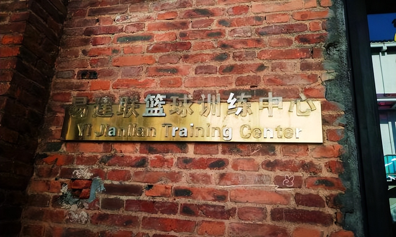 阿联cba去哪里打球(广州这个“打球圣地”，由易建联创办，建在仓库内，可看一线江景)