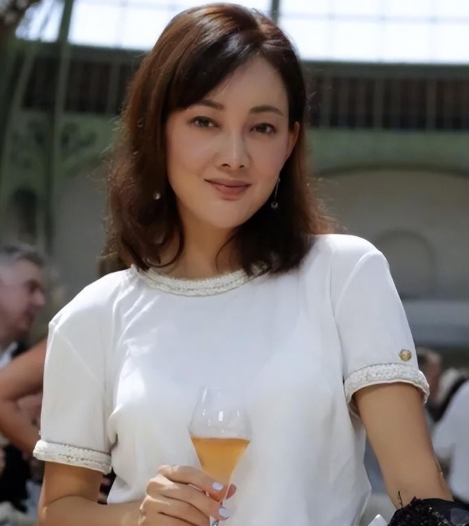 牛莉:在最好的年华嫁给"圈外男人"刘亚东,婚后生三子幸福美满