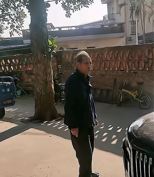 游客再次骚扰全红婵家人，全红婵爷爷气得把门锁上道：你们不能进