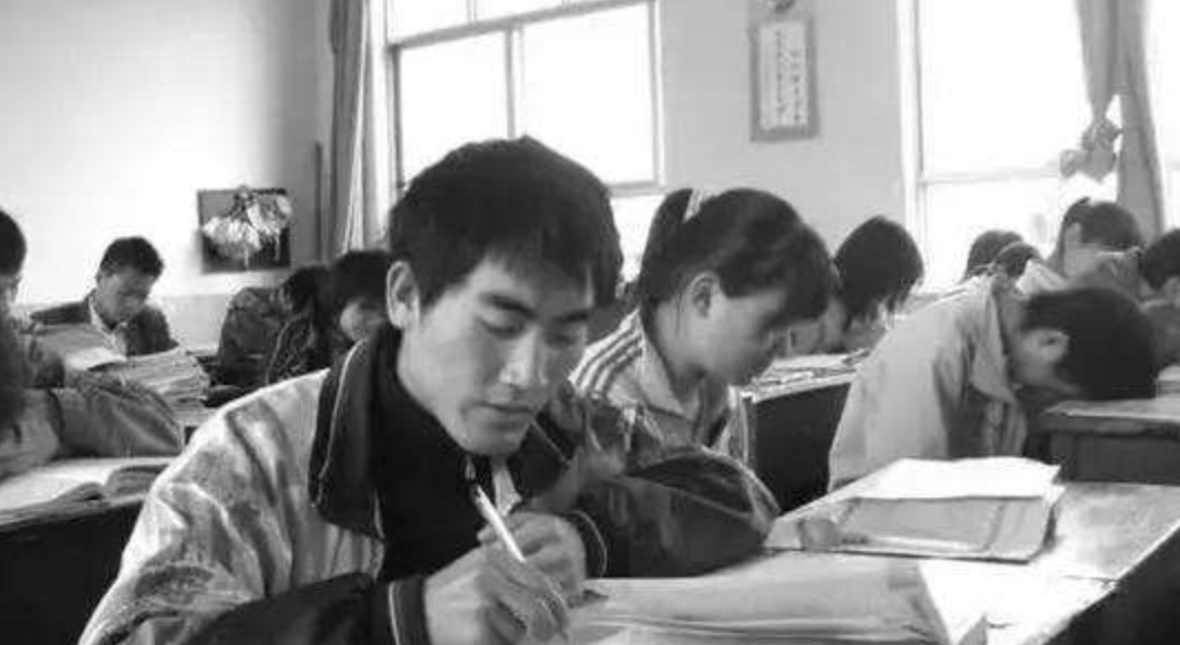 19岁背“疯母”千里求学，贵州第一孝子刘秀祥，后来成了副书记