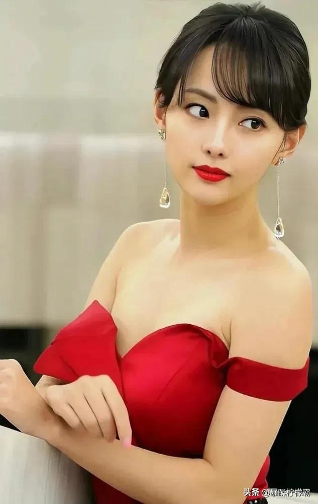 张嘉倪写真展现了,天使的面孔,魔鬼的身材,优雅时尚妩媚众人