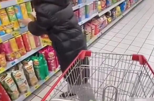 期末考试得满分，爸爸奖励女儿1分钟无限制购物，付款时呆住了