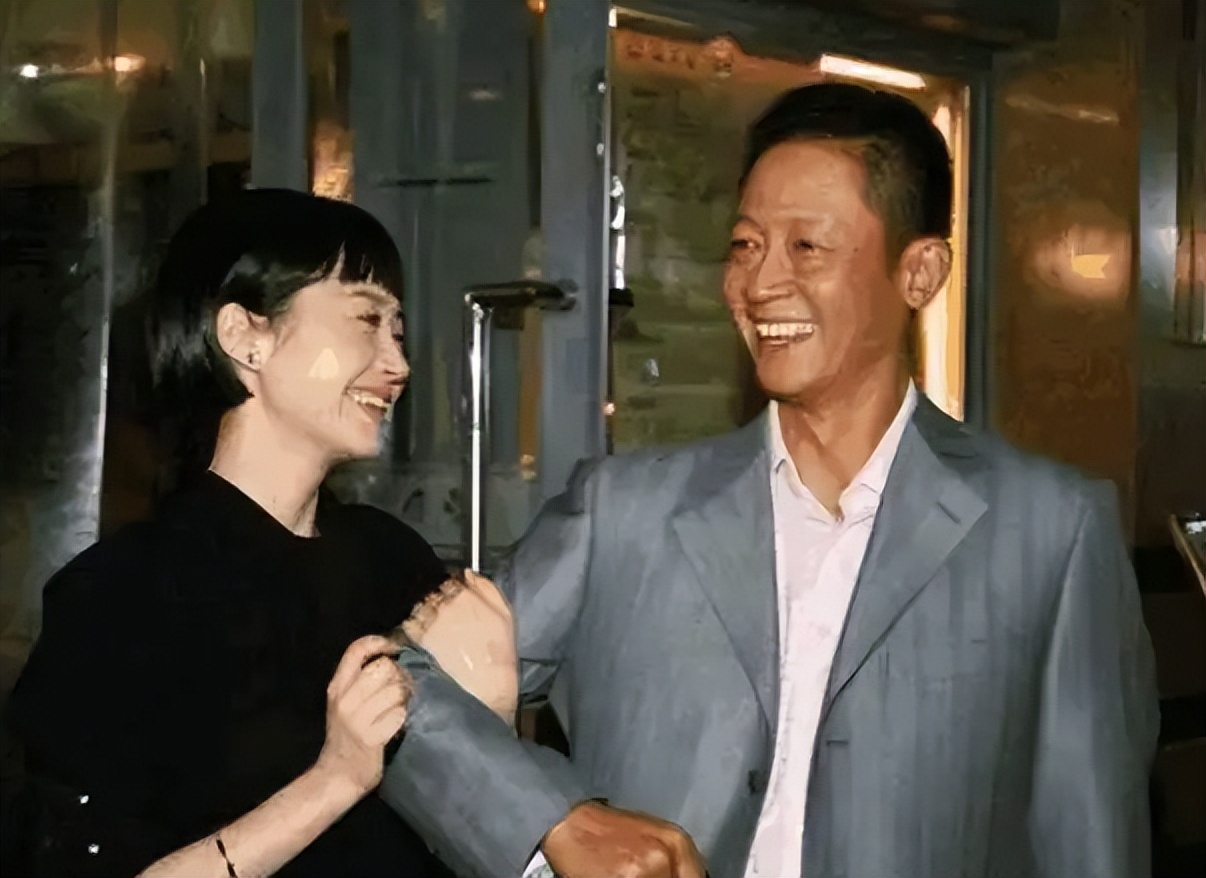 而在另一位前男友刘波后期经商而卷入经济案件后,前任许晴也没有落井