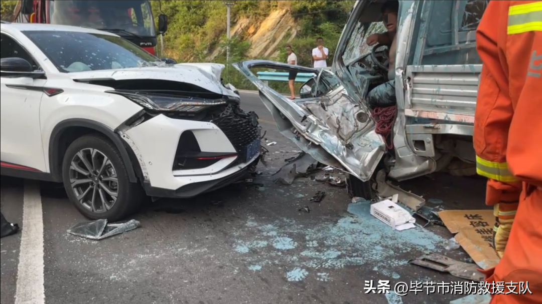 两车相撞一人被困，黔西消防破拆救人 - 液压汇