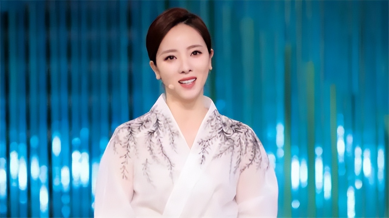 李思思:数月前跑马拉松大秀身材,颜值满分!37岁还扎丸子头