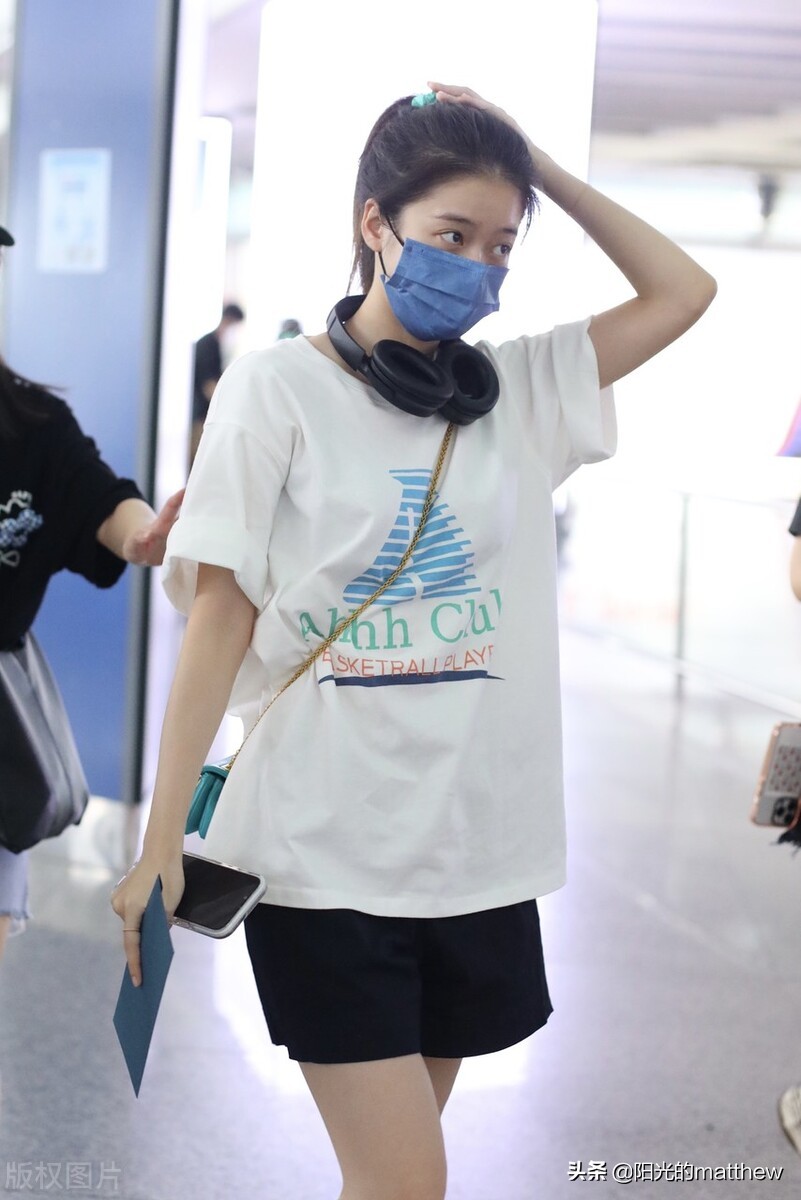 街拍：张雪迎白Tee+运动短裤+小白鞋清纯休闲