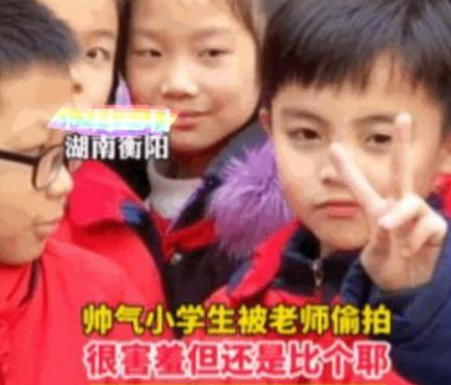 年度最帅小学生走红，长了一张主角脸，网友表示：好想等他长大