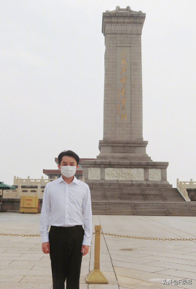 王祖蓝庆祝香港回归祖国25周年 掐点晒时隔25年前后与天安门合影