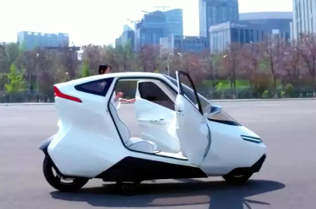 两轮不倒翁电动车价格(中国首款两轮电动汽车问世) - 价格百科