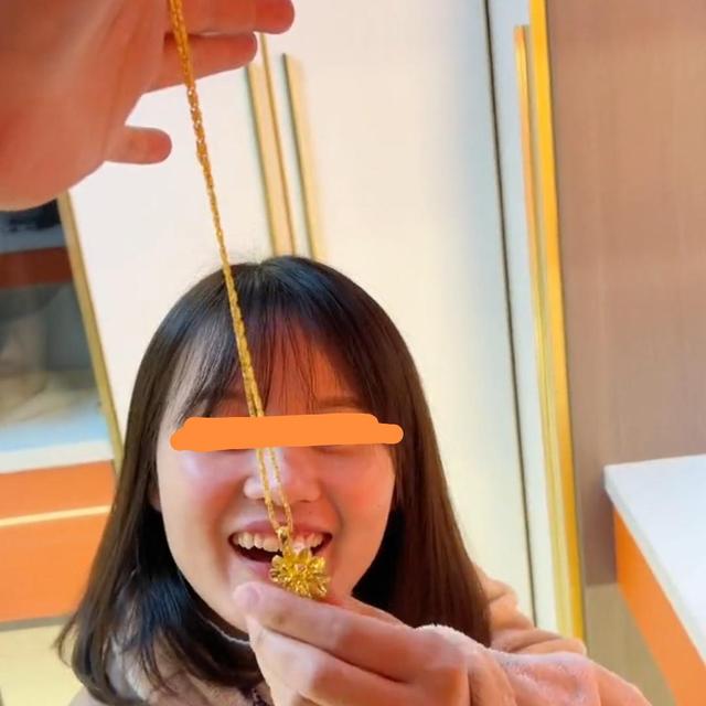 男子给老婆送礼物只送金子，网友：容易让贼一窝端了