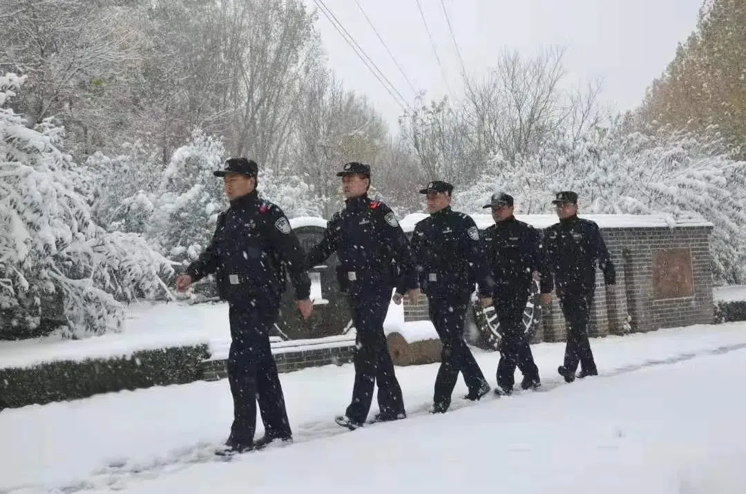 战风斗雪！风雪路上的“警察蓝”很安心