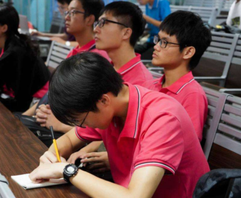 大学校园里面，男生的身高多少才不算矮？女生说出自己的心理想法