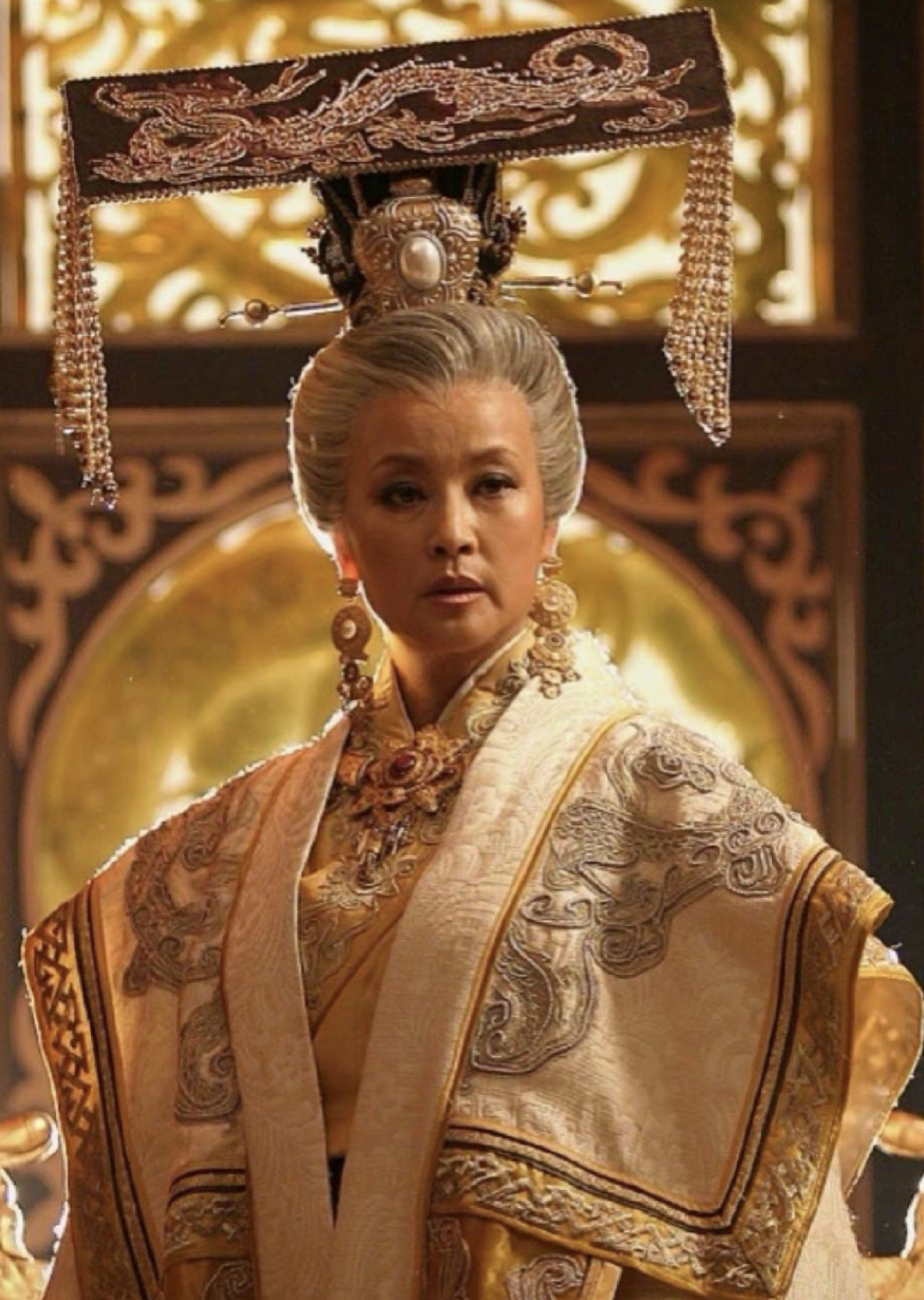 最后一张是刘晓庆的老年妆,武则天作为一代女皇,即便是白发苍苍,也