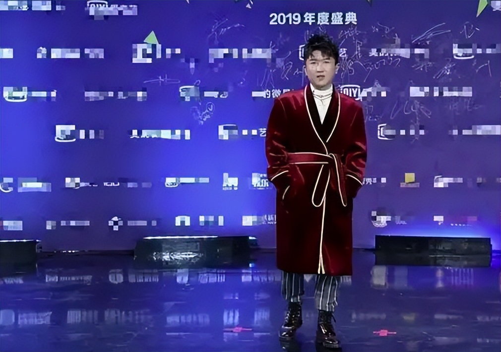 男明星在红毯上作的“怪”，穿丑衣、爱作妖，风头出尽