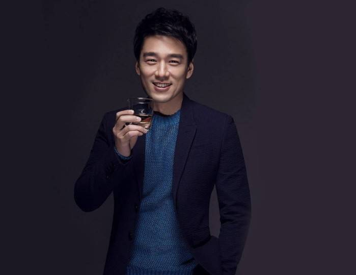 出道28年零绯闻，与青梅竹马初恋结婚，如今一家四口超幸福