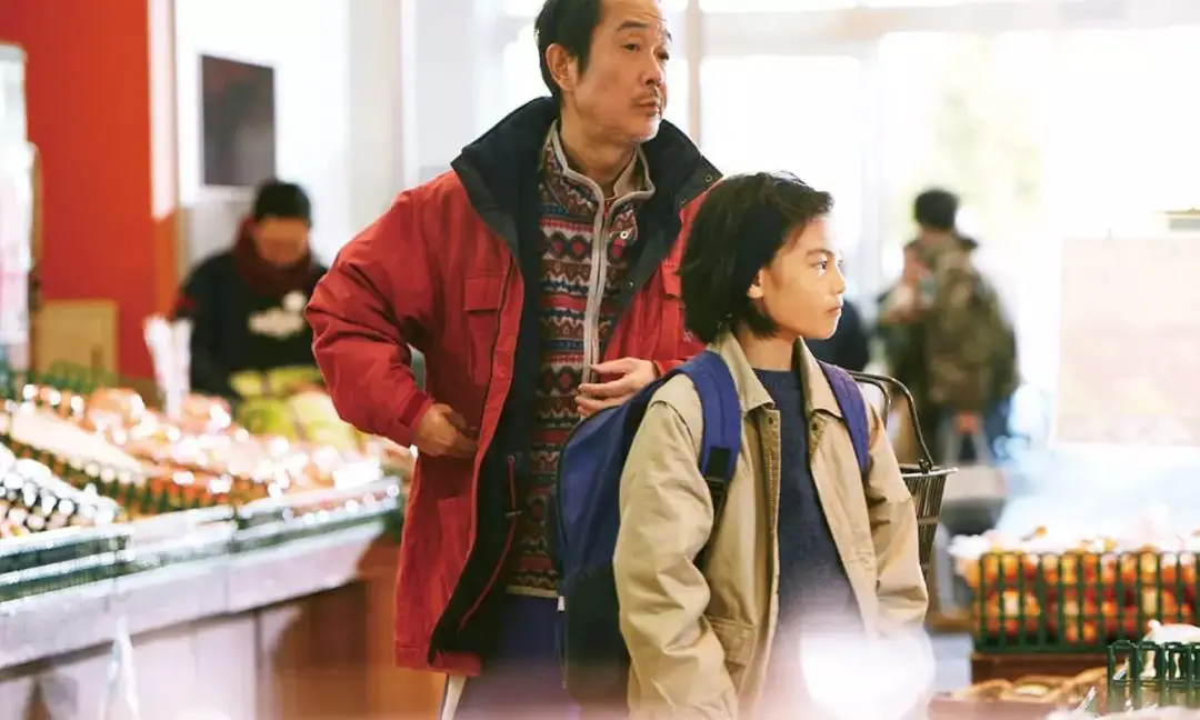 小偷家族：无血缘关系的一家六口，靠偷维持生活，内容温情又肮脏