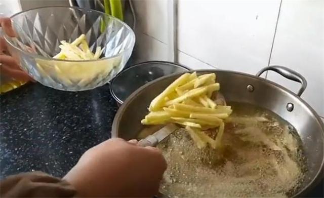 薯条怎么做（炸薯条不脆？那是方法不对，教你在家做出肯德基一样的香脆薯条）