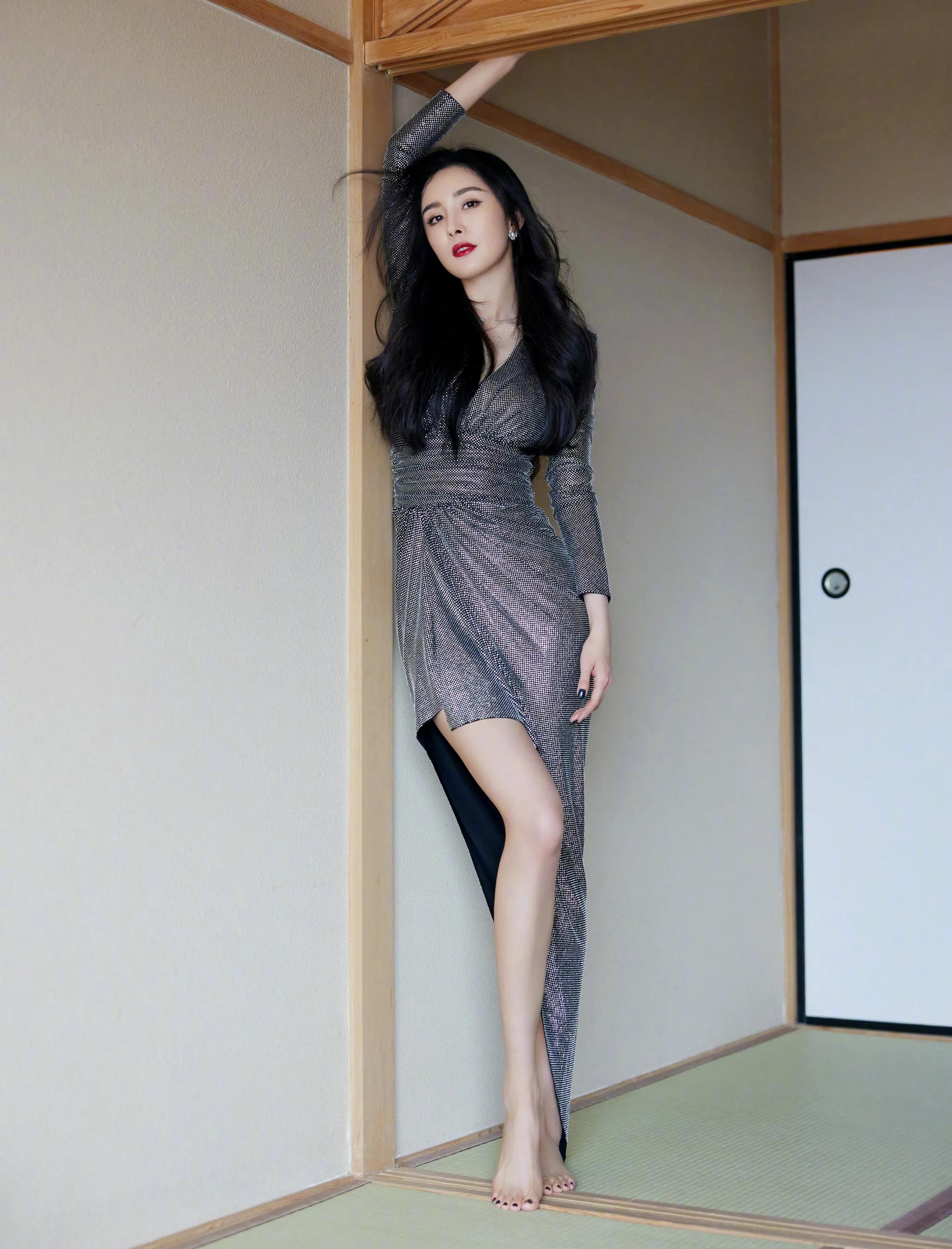 杨幂一身粉色短裙知性优雅 大波浪卷发披肩妩媚动人