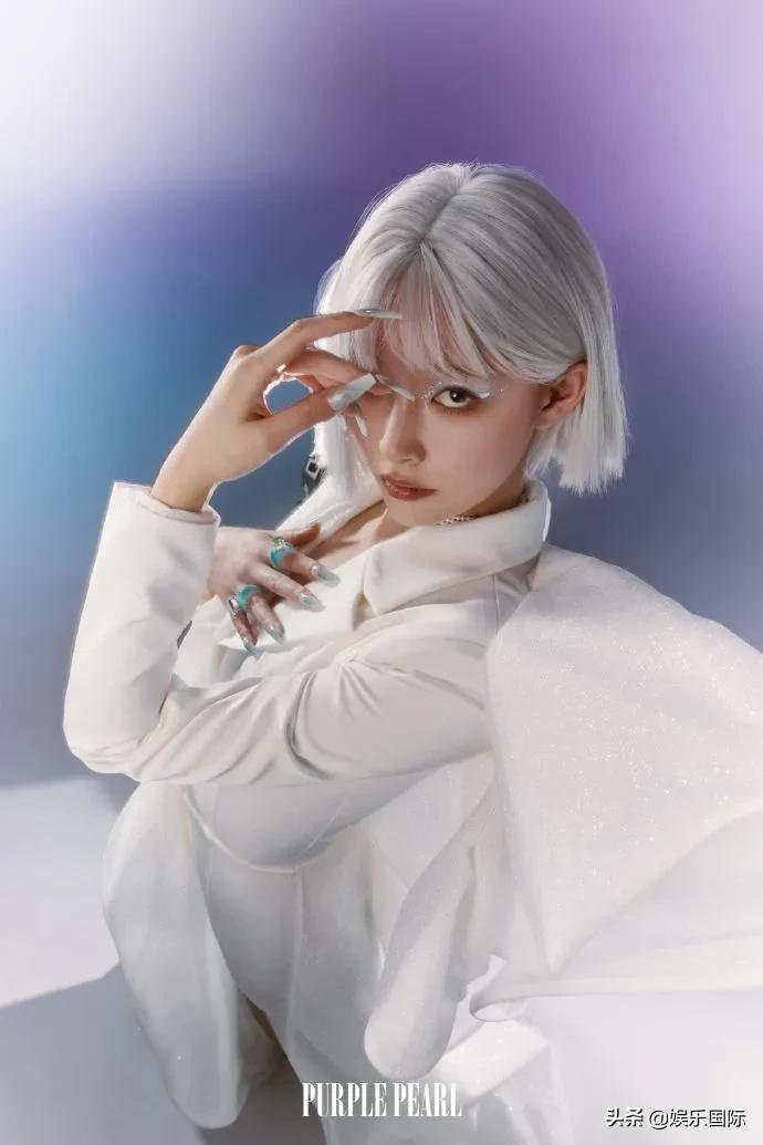 许佳琪抹胸裙秀香肩 夸张眼妆搭银发好吸睛