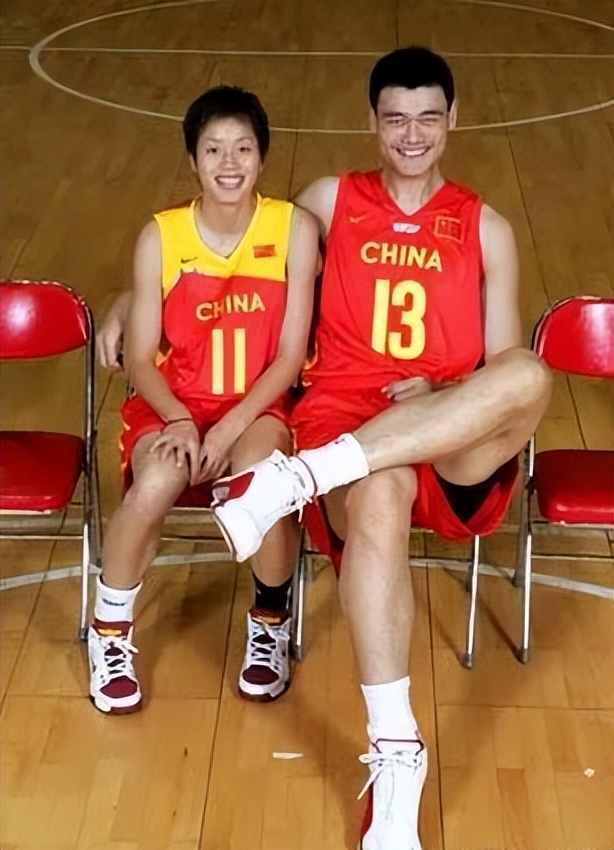 最爱中国的nba球员有哪些(中国篮球第1人姚明：从业余篮球员到NBA国际巨星，对妻子一见钟情)