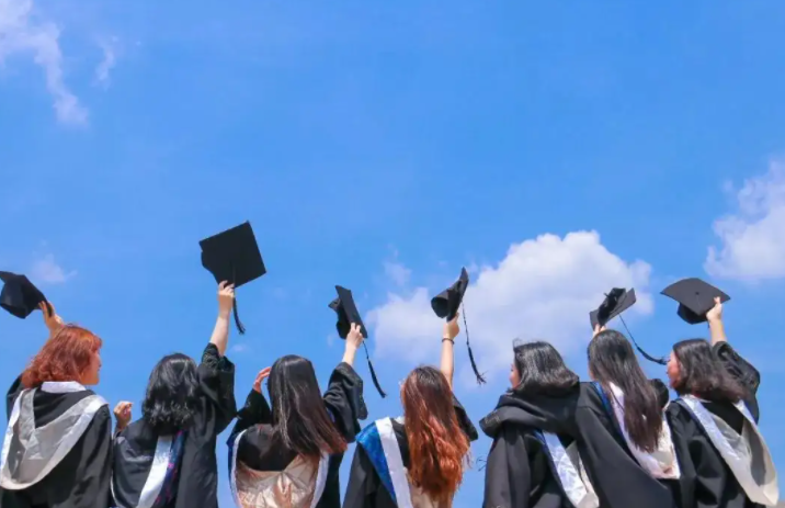 毕业典礼体院学生行为“大胆”，校长满脸震惊，网友“笑不活了”