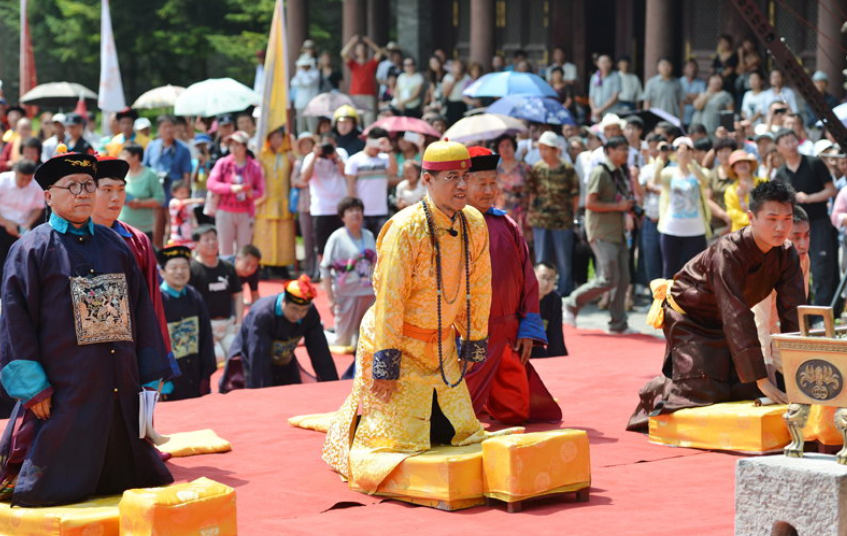 暴强5秒看呆了(2015年乾隆七世孙，手戴“3亿”祖传扳指高调祭祖，到底要干啥？)