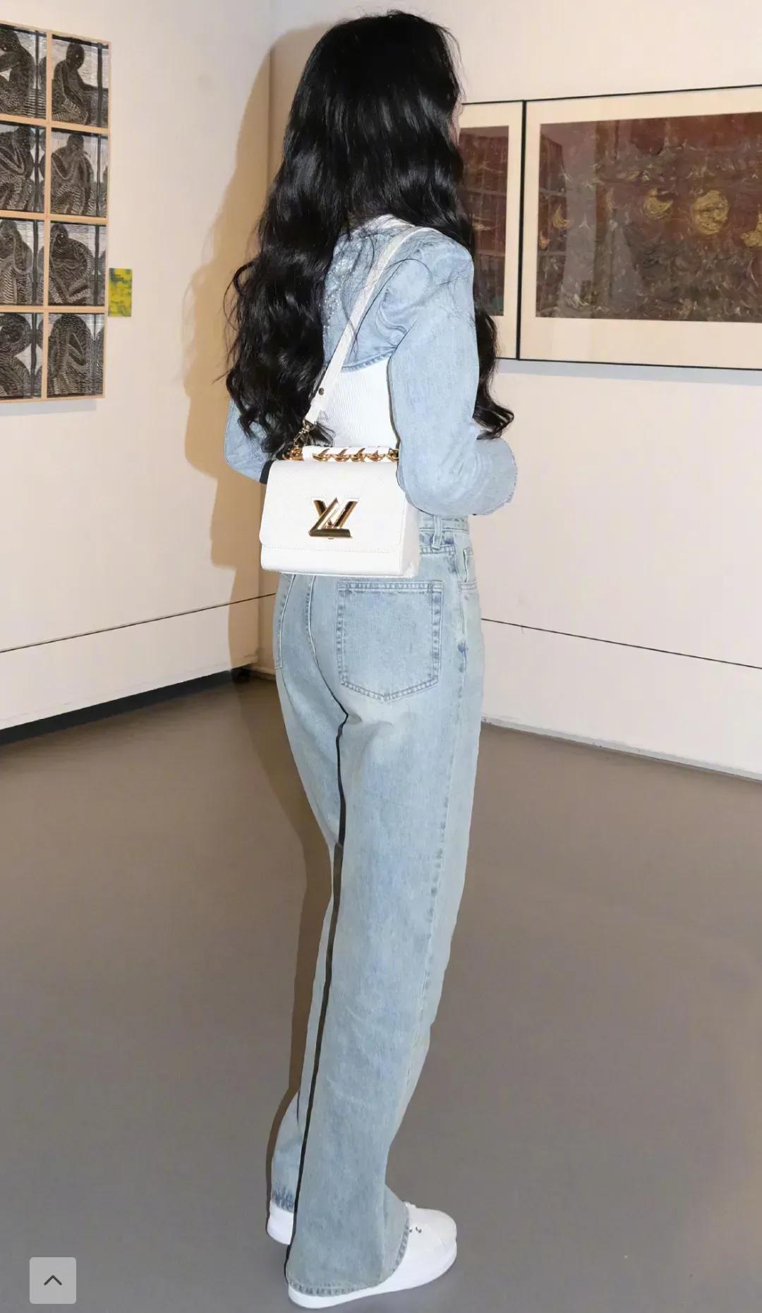 张俪中分长发微卷，复古减龄又洋气，纤细高挑的身材，美丽加分