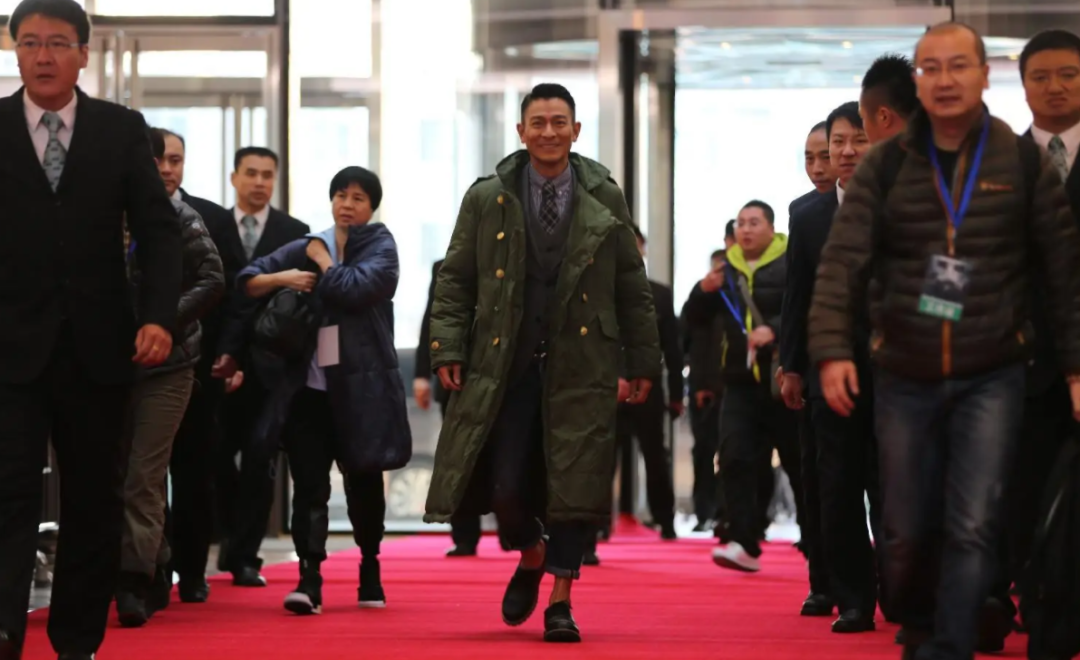 男明星在红毯上作的“怪”，穿丑衣、爱作妖，风头出尽