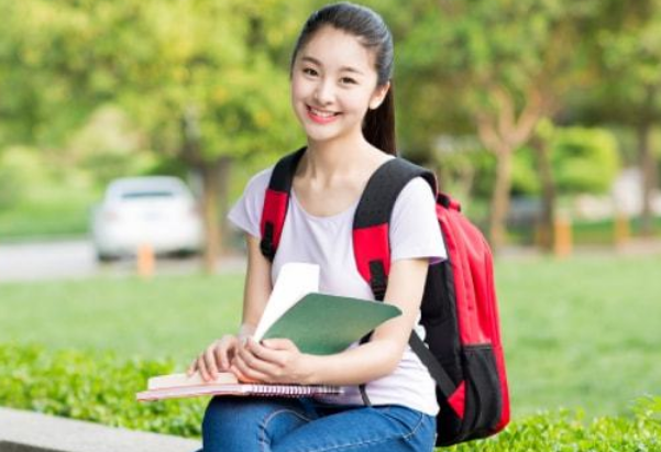 大学生毕业后“啃老”，父母无奈：早知道如此，就不供他上大学了