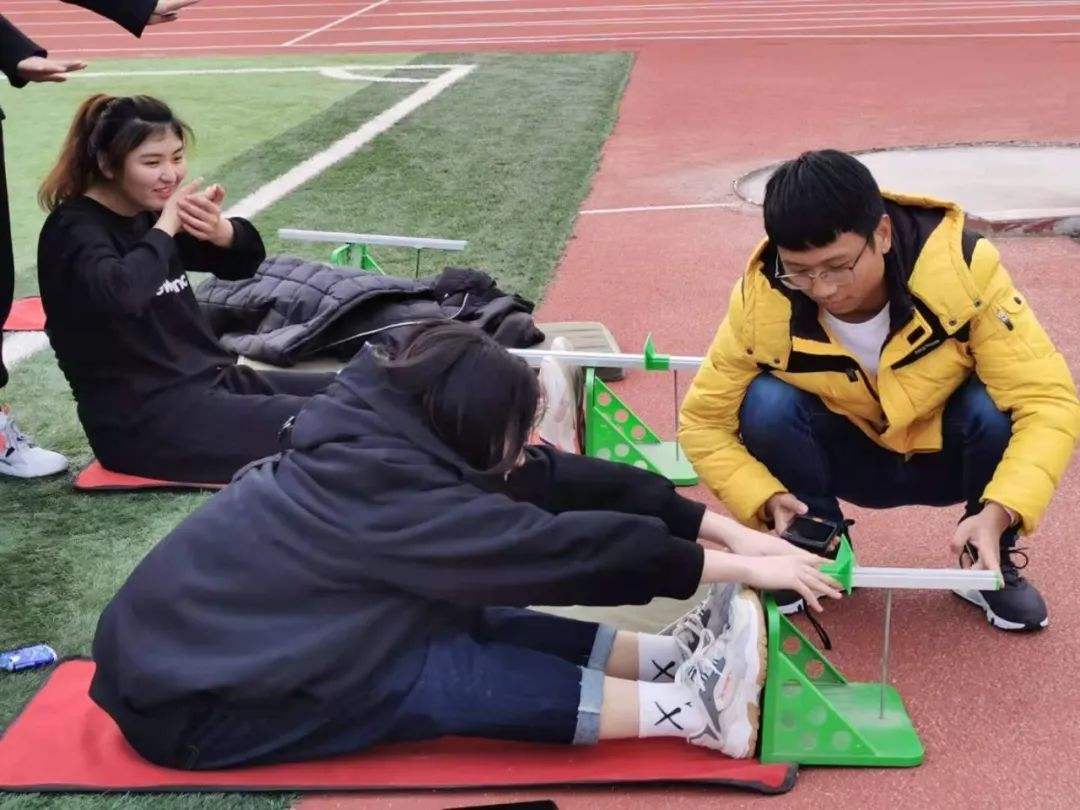 “人在前面做，魂在后面追”，为了体测大学生拼了，真是太好笑了