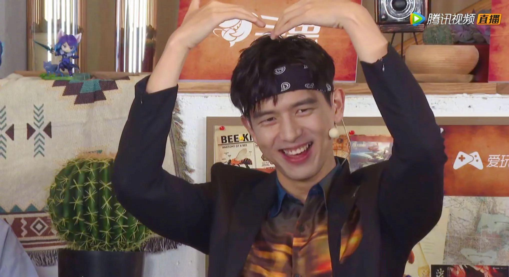 李现发带造型火遍全网 我们看看还有那些女明星也有过同样造型